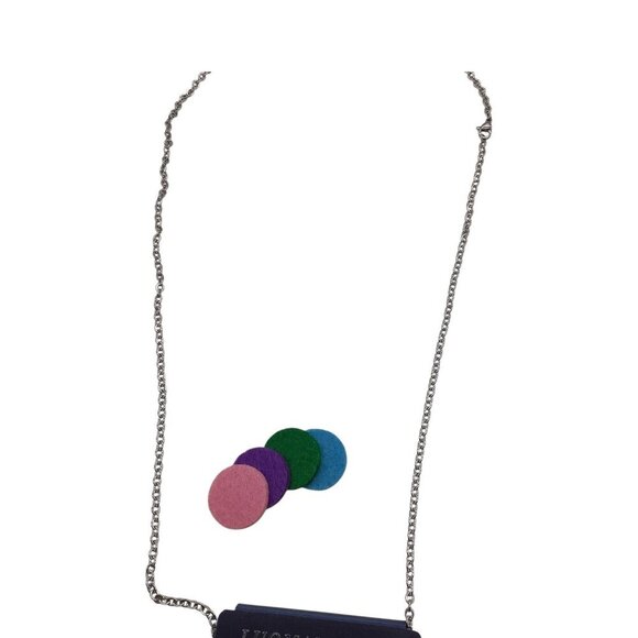 Aromatherapy Essential Oil Diffuser Hollow Flower Locket Necklace With Felt Pads - Picture 9 of 9